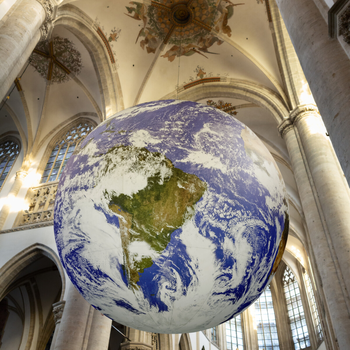 GAIA by Luke Jerram Grote Kerk Breda foto Fred Ernst beeldbewerking Jeroen Berendsen