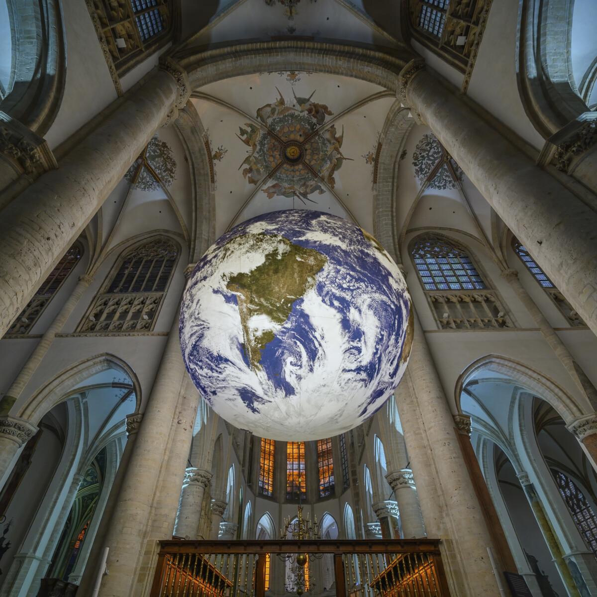 GAIA by Luke Jerram Grote Kerk Breda foto Ilona Schong beeldbewerking Jeroen Berendsen