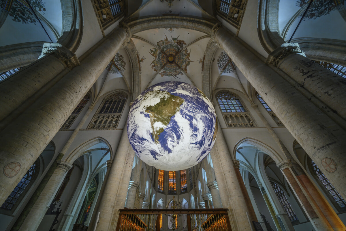 GAIA by Luke Jerram Grote Kerk Breda foto Ilona Schong beeldbewerking Jeroen Berendsen