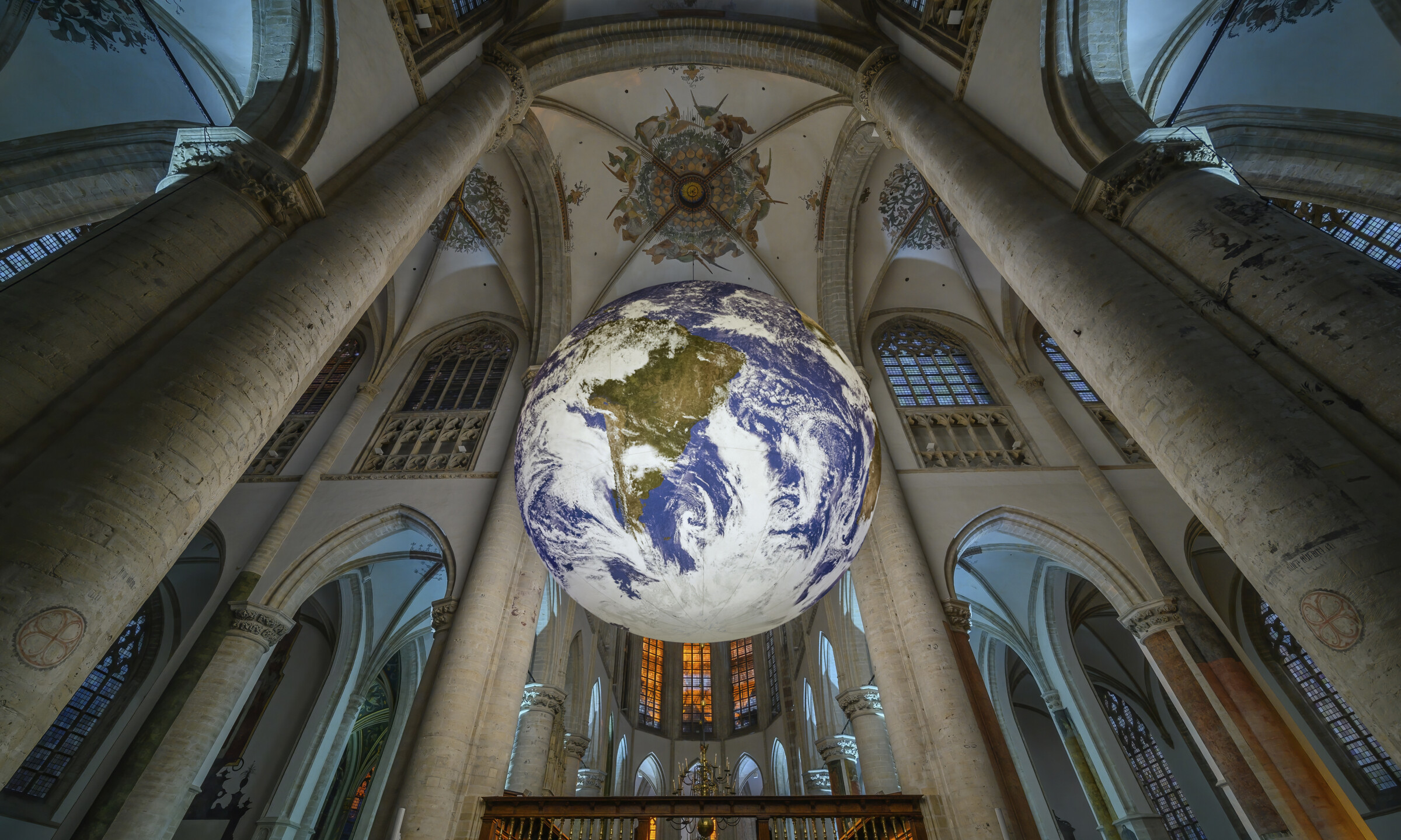 GAIA by Luke Jerram Grote Kerk Breda foto Ilona Schong beeldbewerking Jeroen Berendsen