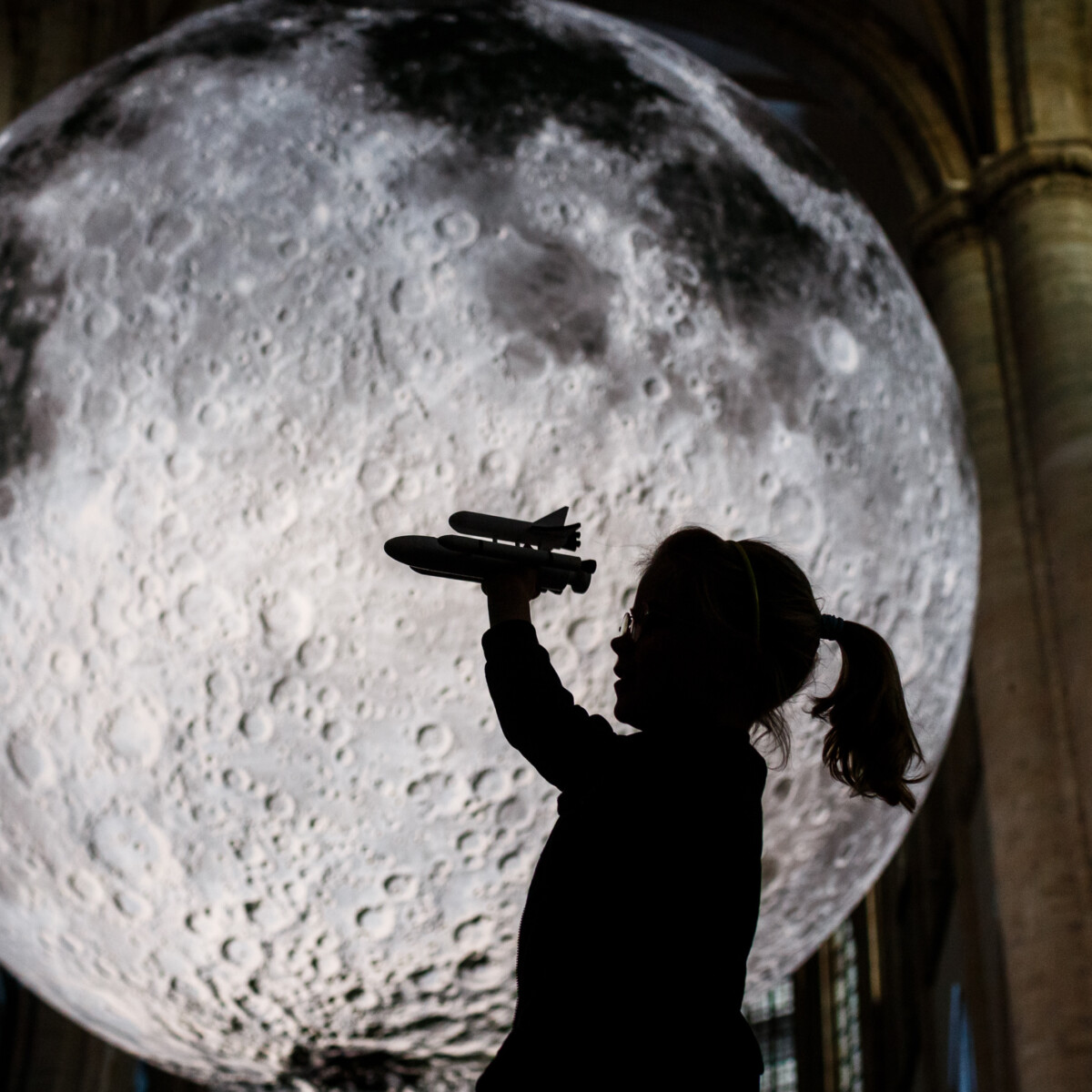 Museum of the Moon by Luke Jerram Grote Kerk Breda foto c Fred Ernst 211208 FE0528 30cm