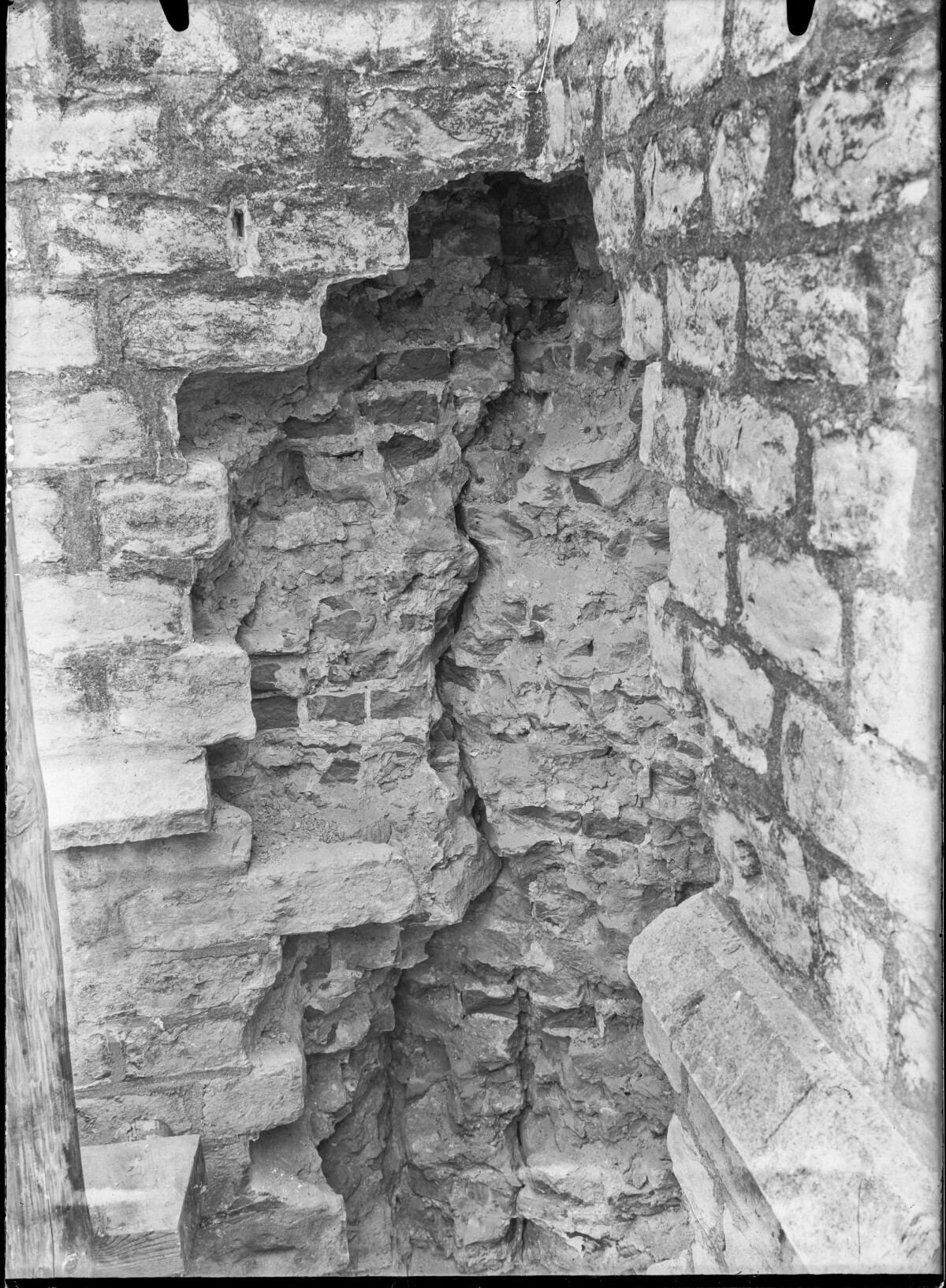 Gat in muur laag in noordertransept Foto glasnegatief Stadsarchief Breda